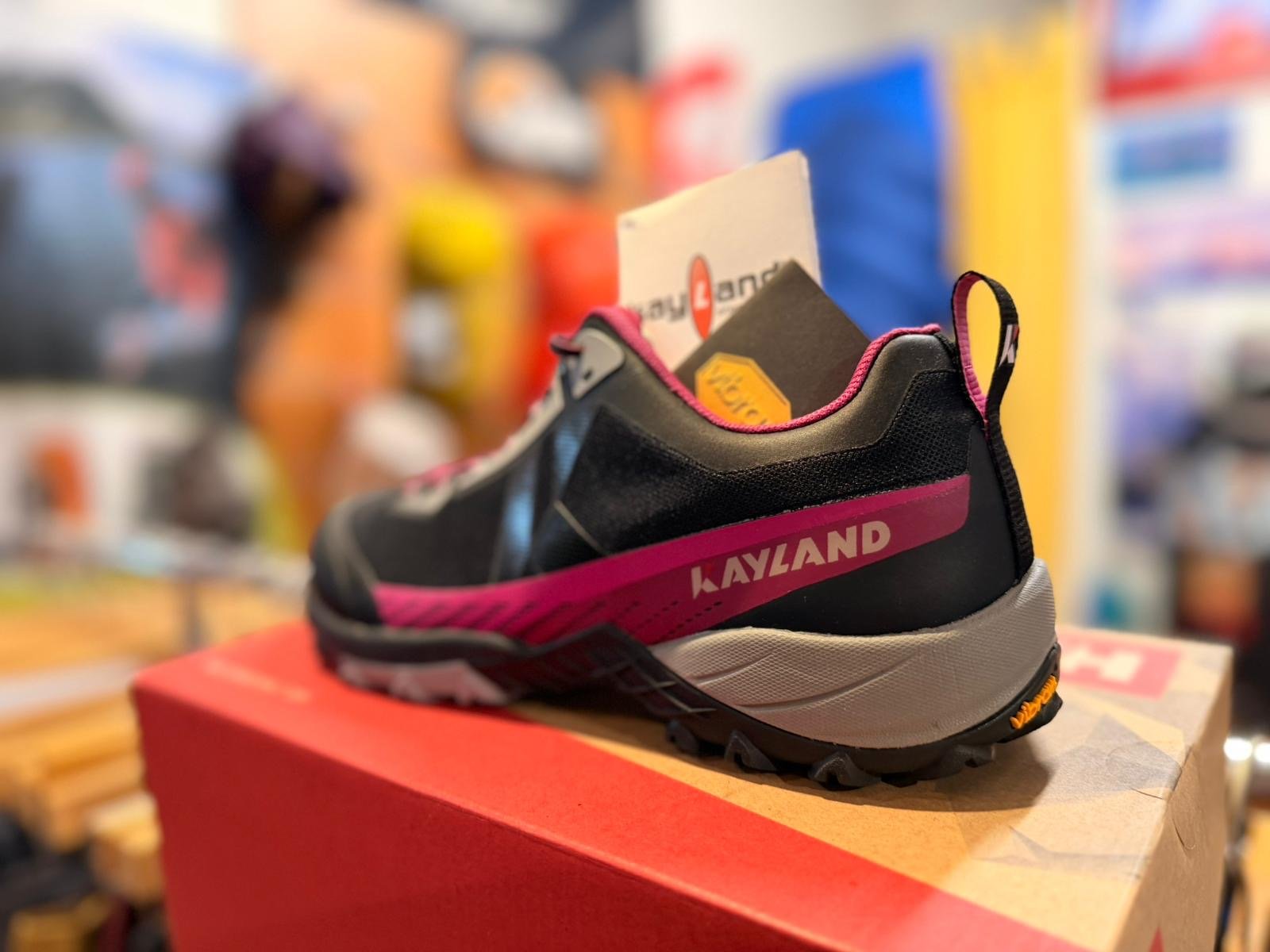 Chaussure noire et violette de randonnée, vue arrière trois-quarts